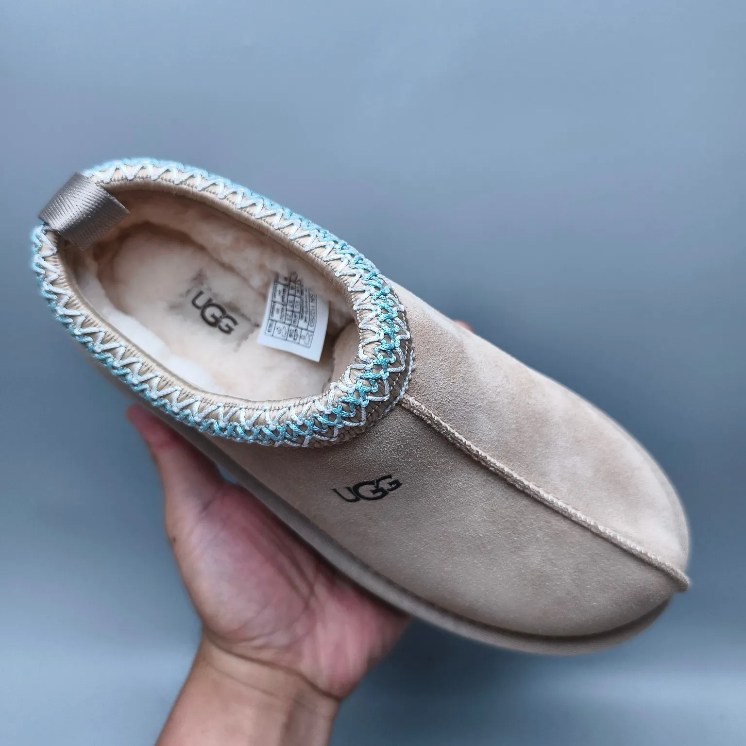 💰440 UGG sheepskin all-in-one snow boots 2553 co-branded national trend style thick-soled one-leg women’s snow boots🐾~ 🍭 A co-branded trendy item launched with well-known designer brands Feng Chen Wang and TELFAR. Zhou Dongyu & Wang Jiaer’s same style Fang Kete boots. The slip-on design makes it easy to put on and take off, and can be used indoors or outdoors. The exotic edging design is eye-catching, and it is definitely worth buying~ 🍭Material: cowhide➕sheep fur Outsole: rubber (light wing technology) 🍭Color: black, maroon, sand, dark green, light gray, chocolate, beige, walnut, brown, dark gray, red 🍭Number of codes: 35-42